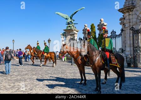 Ungherese Royal Horse Guards al Castello di Budapest, Ungheria Foto Stock