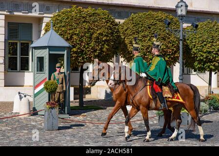 Ungherese Royal Horse Guards al Castello di Budapest, Ungheria Foto Stock