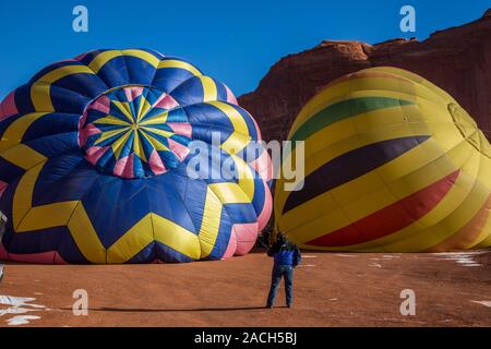 Due i palloni ad aria calda riempire con aria calda in preparazione per il lancio nella Monument Valley Balloon Festival nella Monument Valley Navajo Tribal Park Foto Stock