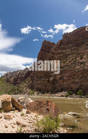 Le scogliere di Split Mountain canyon sul fiume Verde in Dinosaur National Monument in Utah. Foto Stock