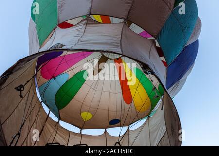 Una mongolfiera si riempie di aria calda in preparazione per il lancio nella Monument Valley Balloon Festival nel parco tribale Navajo Monument Valley in Foto Stock