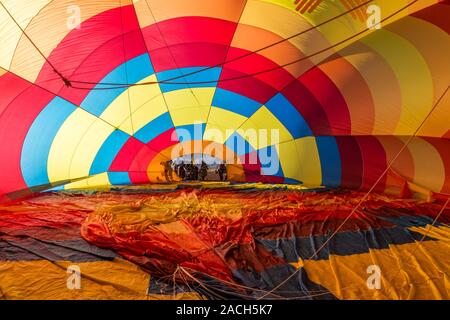 All'interno di una mongolfiera il riempimento con aria calda in preparazione per il lancio nella Monument Valley Balloon Festival nella Monument Valley Navajo Triba Foto Stock