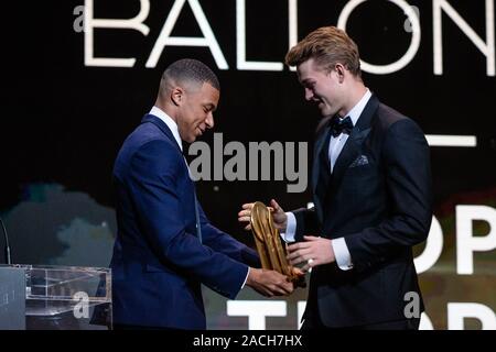 Parigi, Francia. 2° dic, 2019. La Juventus' difensore olandese Matthijs de Ligt (R) riceve il Kopa Trophy per il miglior U21 giocatore del mondo dall'ex laureate Paris Saint-Germain francese avanti Kylian Mbappe durante il ballon d'Or 2019 Cerimonia di premiazione presso il Theatre du Chatelet a Parigi, Francia, Dicembre 2, 2019. Credito: Aurelien Morissard/Xinhua/Alamy Live News Foto Stock