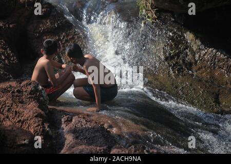 Le montagne nel rispondere precisamente nella zona ovest di Bandung Regency, offrono naturale frescura, un sacco di alberi di pino che rendono l'atmosfera diventa relax. Godetevi Foto Stock