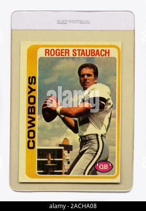 Vintage Football card di Dallas Cowboys quarterback Roger Staubach pubblicato nel 1978 da Topps. Foto Stock