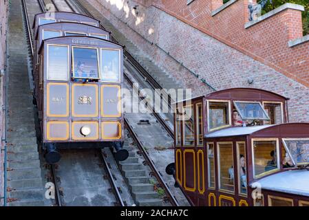 Funicolare Castle Hill di Budapest, una linea ferroviaria che collega la banca del Danubio e il Castello di Buda del distretto di Budapest, Ungheria Foto Stock