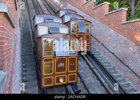 Funicolare Castle Hill di Budapest, una linea ferroviaria che collega la banca del Danubio e il Castello di Buda del distretto di Budapest, Ungheria Foto Stock