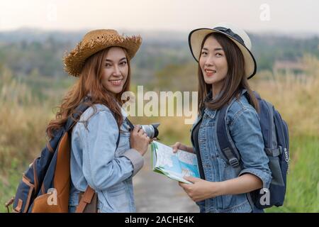 Due turista femminile con zaino in campagna Foto Stock