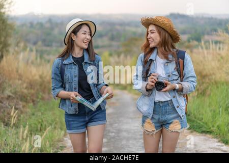 Due turista femminile con zaino in campagna Foto Stock