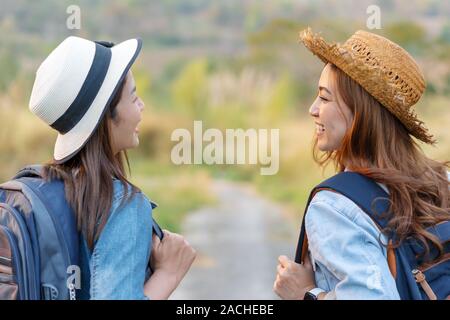 Due turista femminile con zaino in campagna Foto Stock