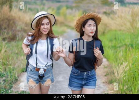 Due turista femminile con zaino in campagna Foto Stock