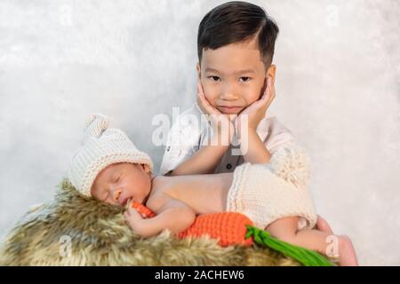 sorella maggiore con il neonato Foto stock - Alamy