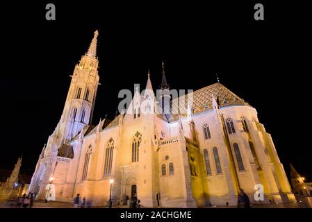 Vista notturna della chiesa di San Mattia, una chiesa cattolica trova nella Santa Trinità Square, il Buda Castle District, Budapest, Ungheria Foto Stock