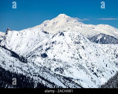 Punto panoramico Belvedere vista delle massicce montagne coperte di neve nel deserto di Washington Foto Stock