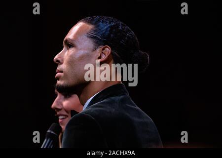 Parigi, Francia. 2° dic, 2019. Liverpool difensore olandese Virgilio van Dijk arriva a frequentare il ballon d'Or 2019 Cerimonia di premiazione presso il Theatre du Chatelet a Parigi, Francia, Dicembre 2, 2019. Credito: Aurelien Morissard/Xinhua/Alamy Live News Foto Stock