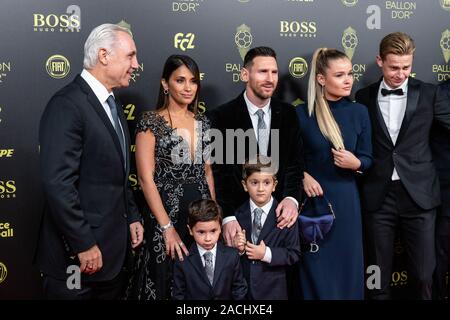 Parigi, Francia. 2° dic, 2019. Ex Barcellona avanti Hristo Stoichkov (1L), Barcellona in avanti argentino Lionel Messi (3 L) e sua moglie Antonella Roccuzzo (2 L) arrivano a frequentare il ballon d'Or 2019 Cerimonia di premiazione presso il Theatre du Chatelet a Parigi, Francia, Dicembre 2, 2019. Credito: Aurelien Morissard/Xinhua/Alamy Live News Foto Stock