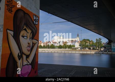 Paesaggio con fiume Odra. Szczecin città storica con architettura simile a Parigi. Castello dei Duchi di Pomerania di Szczecin e Basilica di Foto Stock