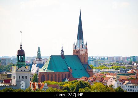 Paesaggio con fiume Odra. Szczecin città storica con architettura simile a Parigi. Castello dei Duchi di Pomerania di Szczecin e Basilica di Foto Stock