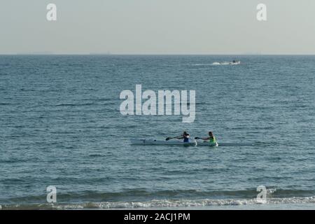 Durban, KwaZulu-Natal, Sud Africa, paesaggio, due uomini adulti paddling in tandem canoe, fitness, sport, surf, sci 2 maschi in barca Foto Stock