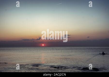 Vedere il paesaggio notturno con percorso sotto la luna in acqua.il tramonto. Sfondo. Foto Stock