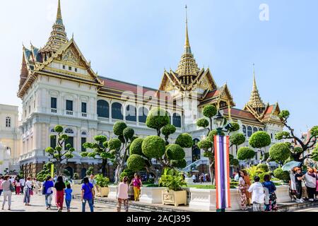 Bangkok, Tailandia - 17 Novembre 2019: turisti al Grand Palace una famosa destinazione turistica con il Tempio del Buddha di Smeraldo. Foto Stock