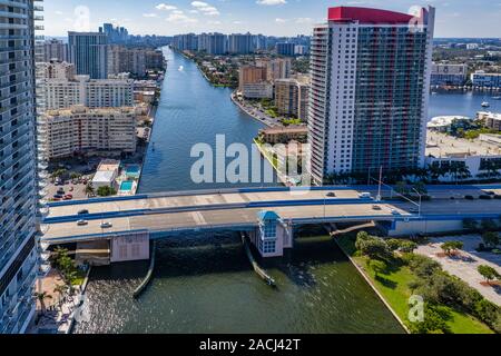 Vista aerea Miami Beach che mostra un ponte levatoio sul canale Foto Stock