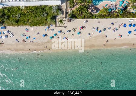 Vista aerea di persone aventi un buon tempo sulla spiaggia di Miami Beach Foto Stock
