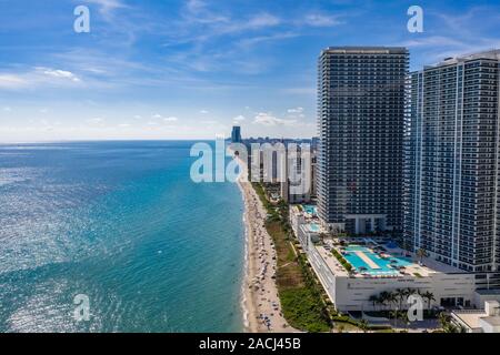 Vista aerea di edifici ed alberghi sulla spiaggia di Miami Beach, Florida Foto Stock