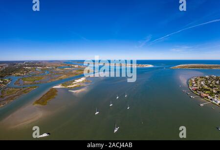 Panoramica aerea di barche inserendo sant Agostino ingresso in Saint Augustine, Florida Foto Stock