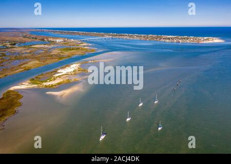 Panoramica aerea di barche inserendo sant Agostino ingresso in Saint Augustine, Florida Foto Stock