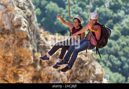 Adamit, Israele - Novembre 30,2019: ritratto di scalatori discendente da una grotta arcobaleno in Galilea occidentale, Israele Foto Stock