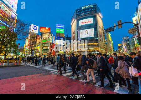 TOKYO , Giappone - Marzo 25, 2019: una folla di gente che cammina a Shibuya famosa strada di attraversamento di notte a Tokyo in Giappone Foto Stock