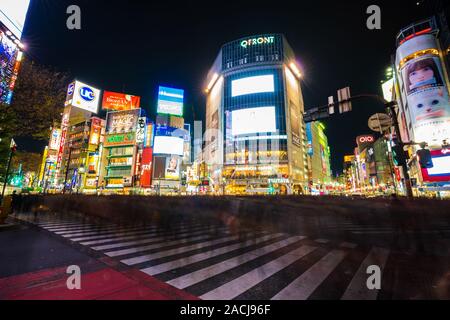 TOKYO , Giappone - Marzo 25, 2019: una folla di gente che cammina a Shibuya famosa strada di attraversamento di notte a Tokyo in Giappone Foto Stock