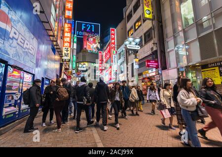 SHIBUYA, Tokyo Giappone - Marzo 25, 2019: strada trafficata del centro di Shibuya-gai di notte a Tokyo in Giappone. Foto Stock