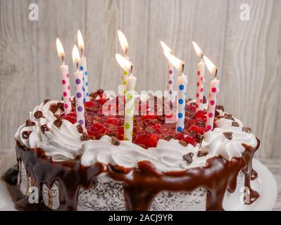 Cioccolato decorate la torta di ciliegio con candele Foto Stock