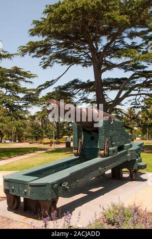 Stabiliti nel 1909, Elsternwick's Hopetoun giardini sono sede di due 19esimo secolo cannoni, ora considerati come rari esemplari. Melbourne, Australia Foto Stock