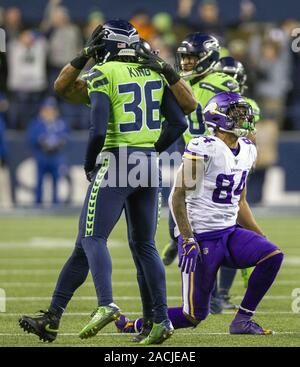 Seattle, Stati Uniti. 2° dic, 2019. Seattle Seahawks cornerback Akeem re (36) è abbracciato middle linebacker Bobby Wagner (54) dopo il re ha rotto fino ad un voluto passare alla Minnesota Vikings manualmente l'estremità Irv Smith (84) che avrebbe dato il Minnesota Vikings un primo verso il basso durante la quarta quarterat CenturyLink campo in una partita di football il lunedì sera il 2 dicembre 2019 a Seattle, Washington. Il Seahawks battere i vichinghi 37-30. Foto di Jim Bryant/UPI Credito: UPI/Alamy Live News Foto Stock
