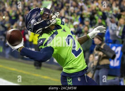 Seattle, Stati Uniti. 2° dic, 2019. Seattle Seahawks cornerback Tre fiori (21) si prepara a lanciare la palla in gabbie dopo intercettare un passaggio destinato Minnesota Vikings wide receiver Diggs Stefon (14) durante il quarto trimestre a CenturyLink campo in una partita di football il lunedì sera il 2 dicembre 2019 a Seattle, Washington. Il Seahawks battere i vichinghi 37-30. Foto di Jim Bryant/UPI Credito: UPI/Alamy Live News Foto Stock