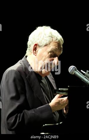 Napoli, Italia. 02Dec, 2019. Il cantante italiano Paolo Conte sul palco a Napoli nel Teatro San Carlo durante il suo tour intitolato "Live in Caracalla - 50 ANNI DI AZZURRO" (foto di Salvatore Esposito/Pacific Stampa) Credito: Pacific Press Agency/Alamy Live News Foto Stock