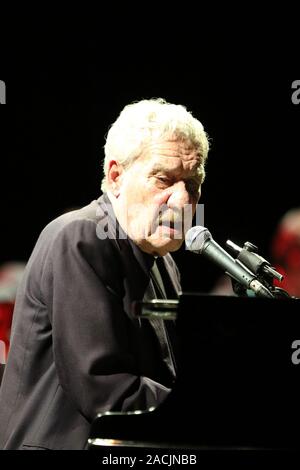 Napoli, Italia. 02Dec, 2019. Il cantante italiano Paolo Conte sul palco a Napoli nel Teatro San Carlo durante il suo tour intitolato "Live in Caracalla - 50 ANNI DI AZZURRO" (foto di Salvatore Esposito/Pacific Stampa) Credito: Pacific Press Agency/Alamy Live News Foto Stock