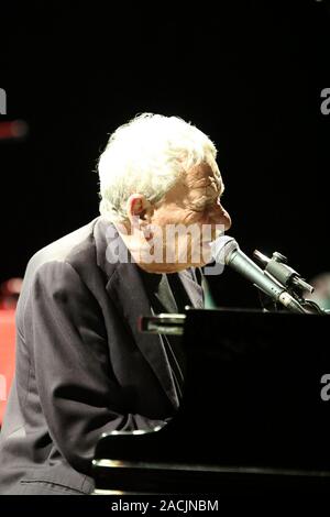 Napoli, Italia. 02Dec, 2019. Il cantante italiano Paolo Conte sul palco a Napoli nel Teatro San Carlo durante il suo tour intitolato "Live in Caracalla - 50 ANNI DI AZZURRO" (foto di Salvatore Esposito/Pacific Stampa) Credito: Pacific Press Agency/Alamy Live News Foto Stock