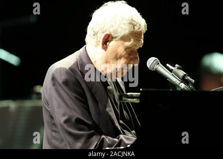 Napoli, Italia. 02Dec, 2019. Il cantante italiano Paolo Conte sul palco a Napoli nel Teatro San Carlo durante il suo tour intitolato "Live in Caracalla - 50 ANNI DI AZZURRO" (foto di Salvatore Esposito/Pacific Stampa) Credito: Pacific Press Agency/Alamy Live News Foto Stock