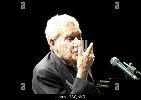 Napoli, Italia. 02Dec, 2019. Il cantante italiano Paolo Conte sul palco a Napoli nel Teatro San Carlo durante il suo tour intitolato "Live in Caracalla - 50 ANNI DI AZZURRO" (foto di Salvatore Esposito/Pacific Stampa) Credito: Pacific Press Agency/Alamy Live News Foto Stock