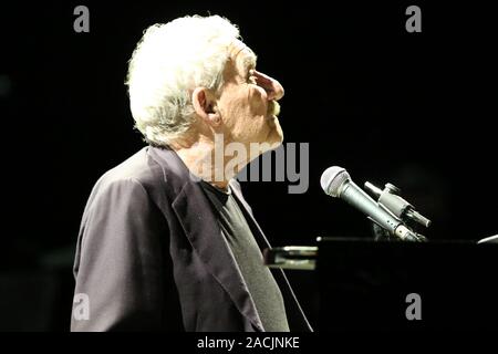 Napoli, Italia. 02Dec, 2019. Il cantante italiano Paolo Conte sul palco a Napoli nel Teatro San Carlo durante il suo tour intitolato "Live in Caracalla - 50 ANNI DI AZZURRO" (foto di Salvatore Esposito/Pacific Stampa) Credito: Pacific Press Agency/Alamy Live News Foto Stock