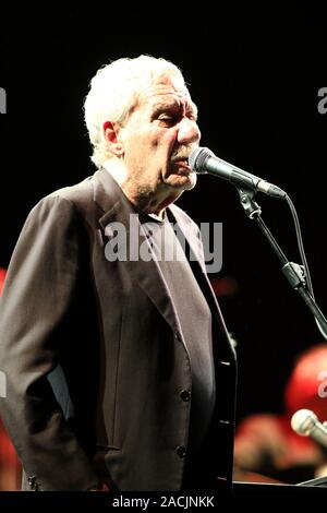 Napoli, Italia. 02Dec, 2019. Il cantante italiano Paolo Conte sul palco a Napoli nel Teatro San Carlo durante il suo tour intitolato "Live in Caracalla - 50 ANNI DI AZZURRO" (foto di Salvatore Esposito/Pacific Stampa) Credito: Pacific Press Agency/Alamy Live News Foto Stock