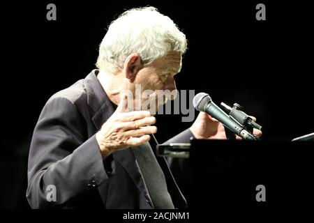 Napoli, Italia. 02Dec, 2019. Il cantante italiano Paolo Conte sul palco a Napoli nel Teatro San Carlo durante il suo tour intitolato "Live in Caracalla - 50 ANNI DI AZZURRO" (foto di Salvatore Esposito/Pacific Stampa) Credito: Pacific Press Agency/Alamy Live News Foto Stock