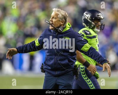 Seattle, Stati Uniti. 2° dic, 2019. Seattle Seahawks head coach Pete Carroll festeggia il running back Chris Carson 1 yard touchdown durante il primo trimestre a CenturyLink campo in una partita di football il lunedì sera il 2 dicembre 2019 a Seattle, Washington. Il Seahawks battere i vichinghi 37-30. Foto di Jim Bryant/UPI Credito: UPI/Alamy Live News Foto Stock