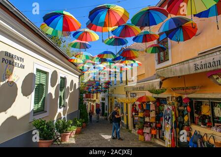 I turisti a piedi sulla strada a Szentendre, ungherese città sul fiume Danubio Foto Stock