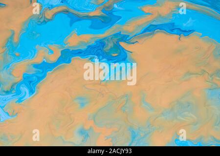 Fluido astratta arte. Libero fluire oro e vernice blu. Sfondo marmo o texture. Foto Stock