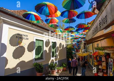 I turisti a piedi sulla strada a Szentendre, ungherese città sul fiume Danubio Foto Stock